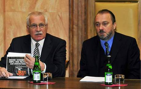 Prezident Václav Klaus (vlevo) se svým tajemníkem Ladislavem Jaklem v jednací síni Ústavního soudu v Brn, který 25. listopadu projednával soulad Lisabonské smlouvy s eským ústavním poádkem. 